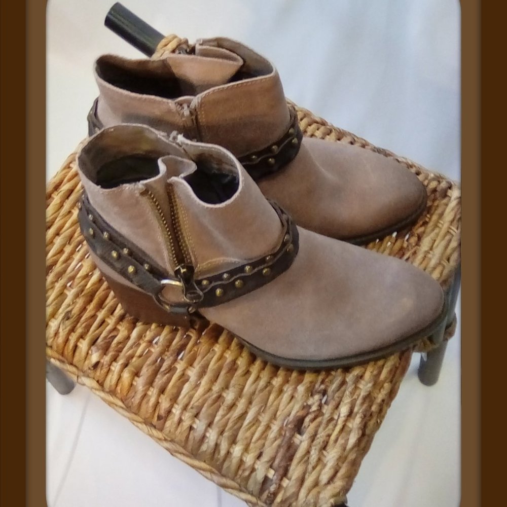 Suede Ankle Boots Size 9M - Crown Vintage